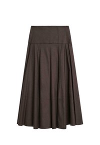 Jupe évasée marron en tissu texturé, dotée d'une taille haute avec des plis, tombant jusqu'à mi-mollet, avec une silhouette en A.