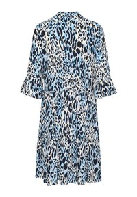 Mėlynai, juodai ir baltai dėmėtas trumpas suknelė su platėjančiomis trimis ketvirtadalių rankovėmis ir sluoksniuota sijono detale, pavaizduota iš nugaros.