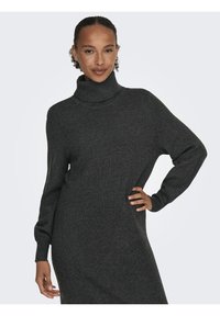 Mørk grå, stripete turtleneck-kjole med lange ermer og avslappet passform, med høy hals og myk tekstur.