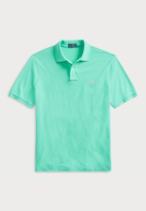 Camisa polo verde menta feita de tecido respirável, com colarinho clássico, mangas curtas e um pequeno logotipo bordado no peito.