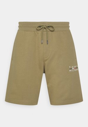 Szorty w kolorze oliwkowej zieleni z troczkami, bocznymi kieszeniami oraz logo Tommy Hilfiger w białym i czerwonym kolorze na lewym udzie.