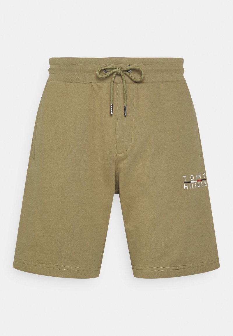 Pantalones cortos con cordón de color verde oliva, con bolsillos laterales y el logo de Tommy Hilfiger en blanco y rojo en el muslo izquierdo.