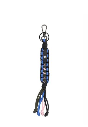Gevlochten paracord sleutelhanger met zwarte, blauwe, roze en groene draden, metalen sluiting en vijf losse koordeinden.