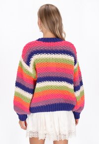 Mehrfarbiger gestrickter Pullover mit Rundhalsausschnitt, der horizontale Streifen in Pink, Grün, Lila und Blau aufweist. Lockerer Schnitt und strukturierter Stoff.