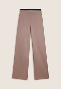 Pantalones de pierna ancha en una tela marrón clara con una cintura elástica negra. El diseño presenta líneas limpias y detalles de costura mínimos.