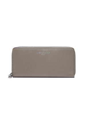 Portefeuille en cuir gris clair avec une texture lisse, fermeture zippée, et logo de la marque en relief sur le devant. Forme rectangulaire, design minimaliste.