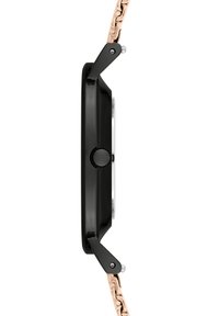 Schwarze Uhr mit einem dünnen, runden Gehäuse und einem strukturierten Armband aus roségoldfarbenen Gliedern. Verfügt über eine einzelne Krone an der Seite zur Einstellung.