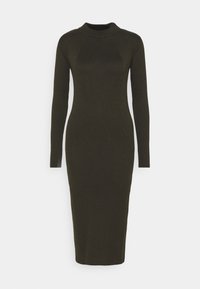 Mörk olivgrön ribbad stickad midiklänning med långa ärmar och hög rund halsringning, med formade vertikala ribbmönster.