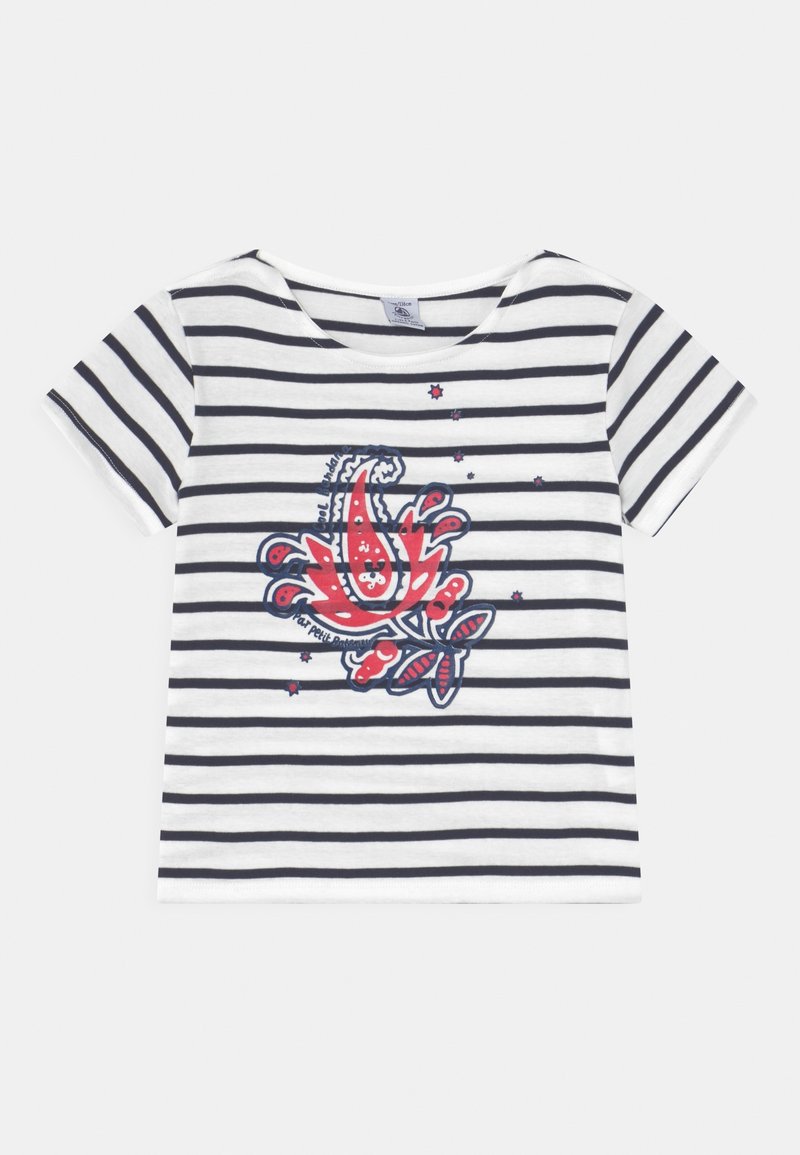 Biała koszula z krótkim rękawem z czarnymi poziomymi paskami i czerwono-niebieskim kwiatowym wzorem po lewej stronie klatki piersiowej.