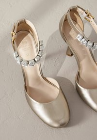 Next REGULAR FIT SIGNATURE JEWEL STRAP ROUND TOE - Klassiska pumps - gold