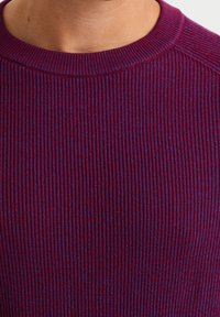 Suéter de punto acanalado en púrpura profundo con sutiles acentos azules, con un cuello redondo y un patrón de tela texturizado en todo su diseño.