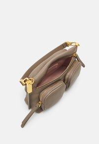 Coccinelle COCCINELLEHYLE - Kézitáska - warm taupe