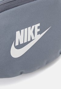 Nike Sportswear HERITAGE S WAISTPACK UNISEX - Τσαντάκι μέσης - smoke grey/summit white