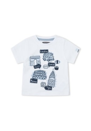 Camiseta blanca para niño pequeño con bocetos en negro y azul de monumentos y iconos de comida etiquetados como Londres, París, Tokio, Roma y Nueva York.