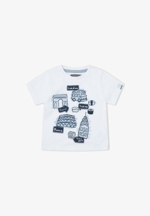 Camiseta blanca para niño pequeño con bocetos en negro y azul de monumentos y iconos de comida etiquetados como Londres, París, Tokio, Roma y Nueva York.