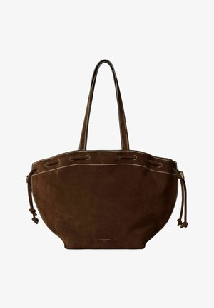 Sac fourre-tout en cuir suédé marron avec double poignée sur le dessus, fermetures à cordon et surpiqûres blanches contrastantes le long des bords.