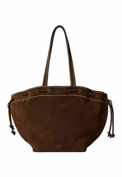 Sac fourre-tout en cuir suédé marron avec double poignée sur le dessus, fermetures à cordon et surpiqûres blanches contrastantes le long des bords.