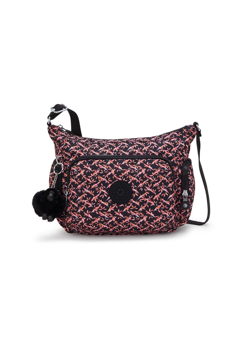 Sort stofpose med pink blomsterprint, lynlås lukning, justerbar rem, forlommer og en pels pom-pom accessory. Mærkelogo synlig.