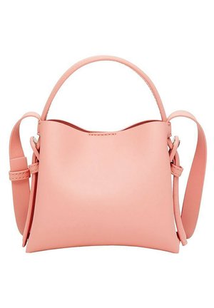Petit sac à main en cuir rose doux avec une poignée supérieure arrondie et une bandoulière réglable sur fond blanc.