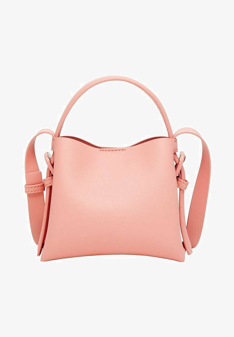 Petit sac à main en cuir rose doux avec une poignée supérieure arrondie et une bandoulière réglable sur fond blanc.