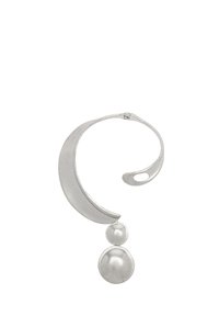 Srebrny choker z metalowym wykończeniem w kształcie półksiężyca, z dwoma okrągłymi zawieszkami poniżej, o gładkiej powierzchni i minimalistycznym designie.
