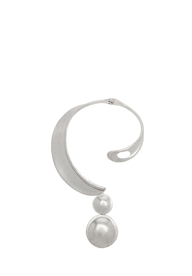 Srebrny choker z metalowym wykończeniem w kształcie półksiężyca, z dwoma okrągłymi zawieszkami poniżej, o gładkiej powierzchni i minimalistycznym designie.