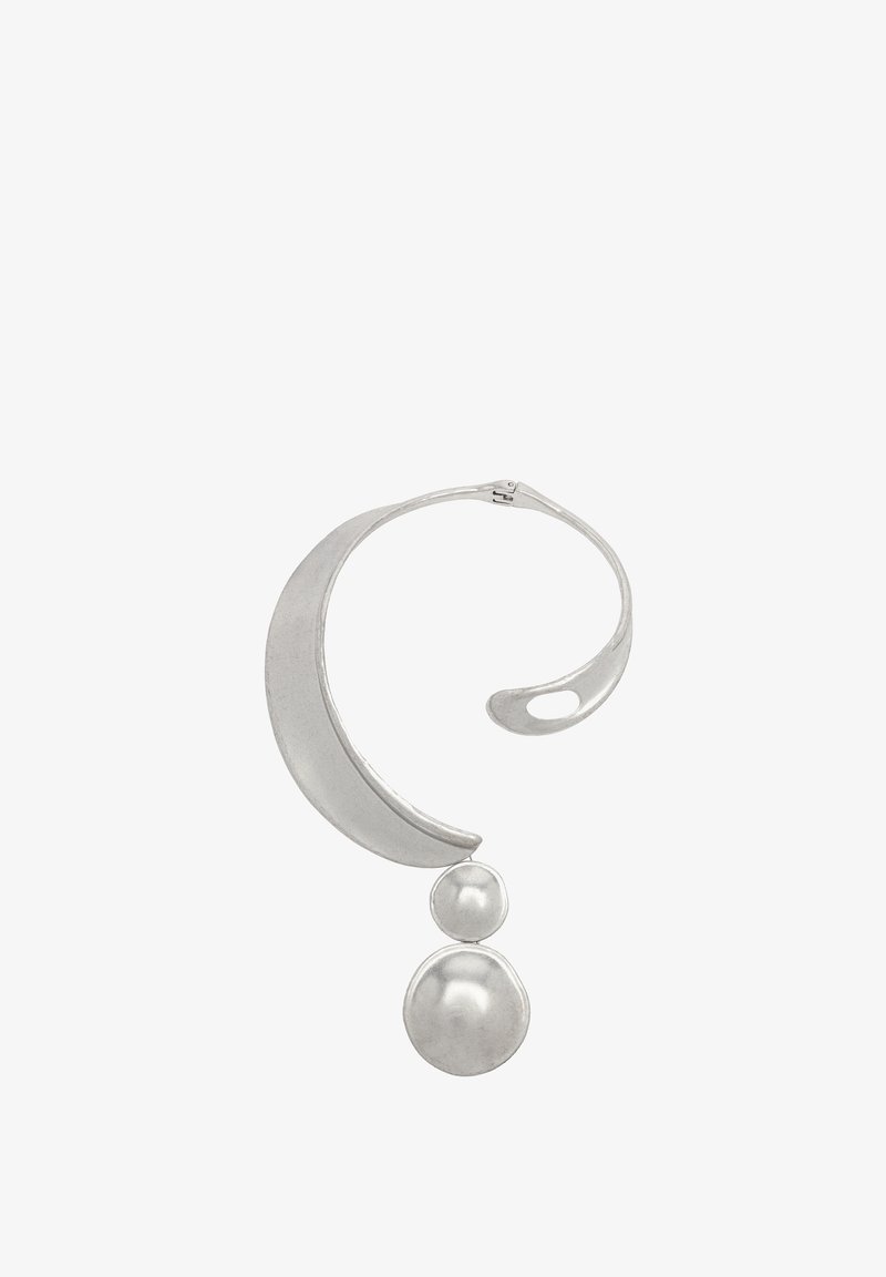 Srebrny choker z metalowym wykończeniem w kształcie półksiężyca, z dwoma okrągłymi zawieszkami poniżej, o gładkiej powierzchni i minimalistycznym designie.