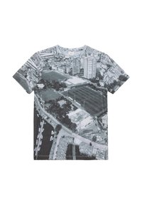 Korte mouw t-shirt met een zwart-wit luchtfoto afdruk van een stadsgezicht, met gebouwen, velden en water.
