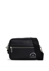 Crna torba na rame od glatkog materijala, s prednjim džepom na patentni zatvarač, srebrnim metalnim detaljima i bijelim printom logotipa.