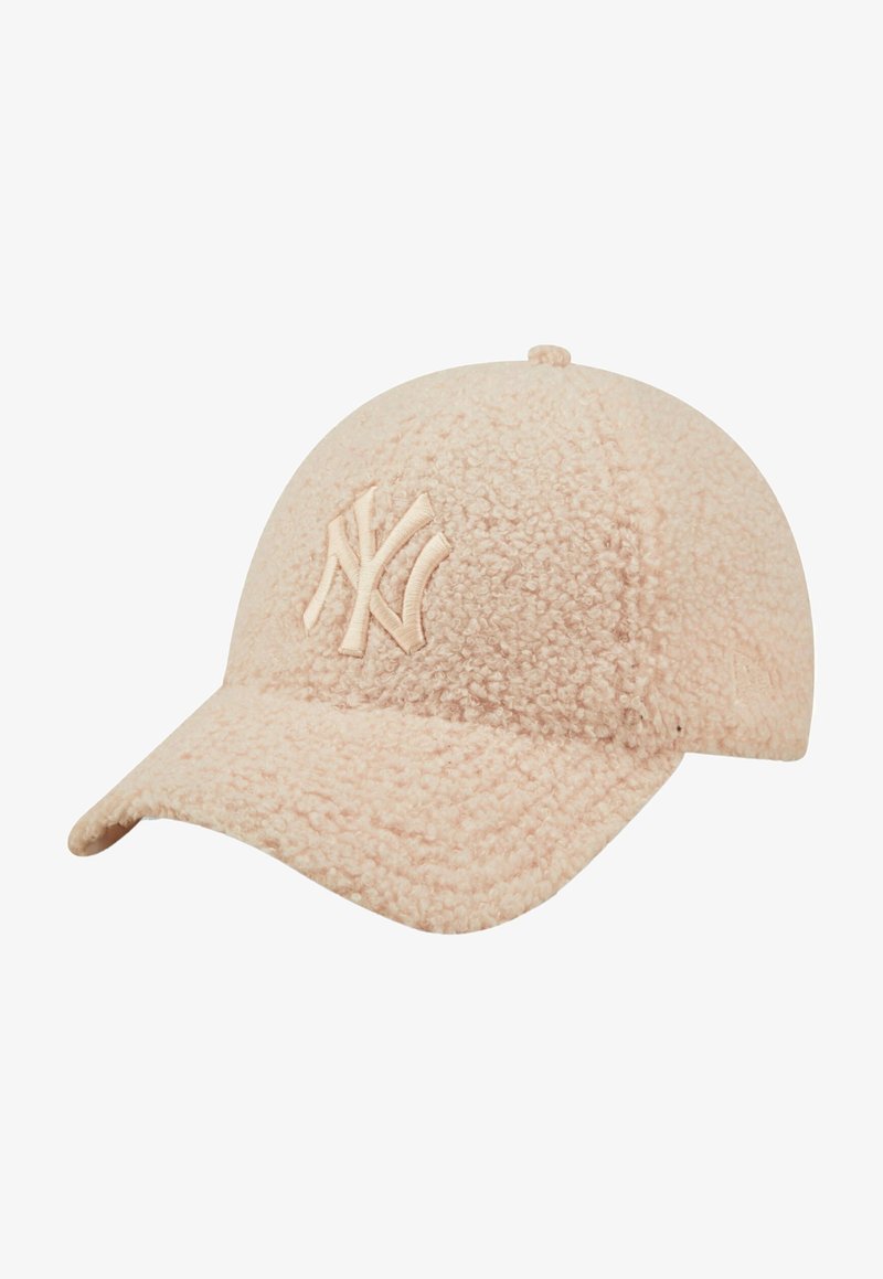 Casquette de baseball beige clair texturée avec une visière courbée et un logo New York Yankees en relief sur le panneau avant.