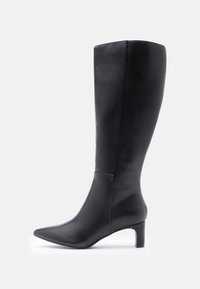 Bottes noires en cuir, arrivant jusqu'aux genoux, avec des bouts pointus, présentant un design épuré et un petit talon carré. Texture lisse avec des accents minimalistes.