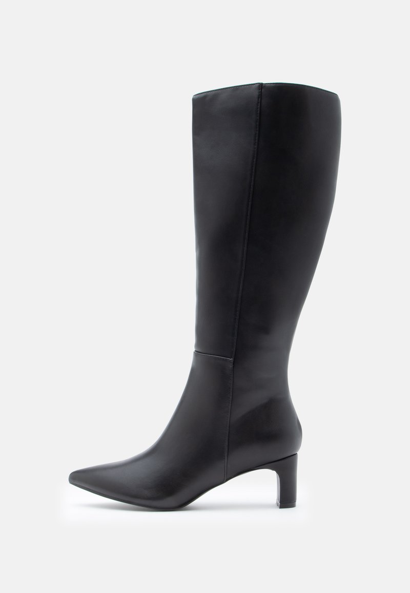 Bottes noires en cuir, arrivant jusqu'aux genoux, avec des bouts pointus, présentant un design épuré et un petit talon carré. Texture lisse avec des accents minimalistes.