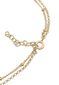 Collar de cadena de oro con eslabones redondos y ovalados entrelazados, con un cierre y acentos en forma de bola para mayor detalle y textura.