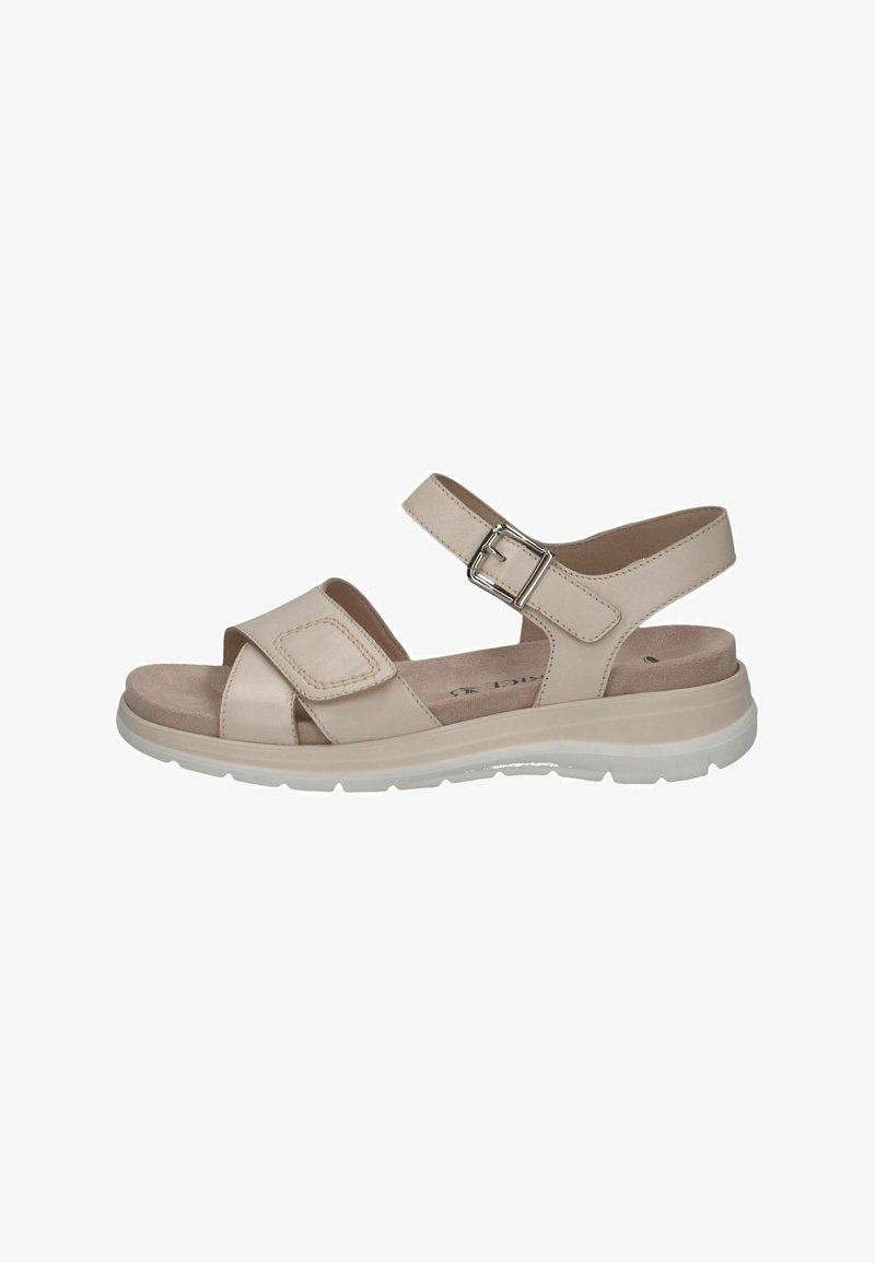 Sandales en cuir beige avec deux brides, une boucle réglable et une semelle intérieure rembourrée. La semelle est blanche et légèrement texturée pour une meilleure adhérence.