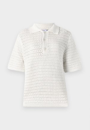 Polo a maniche corte bianco realizzato in tessuto knit leggero. Presenta un motivo testurizzato, colletto e una patta con tre bottoni.