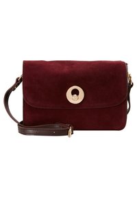 Burgundy mockaskorsväska med knappstängning, brun läderrem och gyllene cirkulär detalj. Slät yta, rektangulär form.