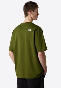 The North Face M SS ESSENTIAL OVERSIZE TEE - Triko s potiskem - woodland green