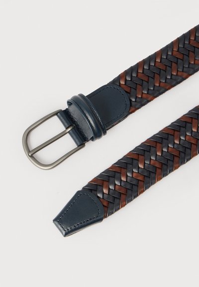 Ceinture en cuir tressé aux tons bleu foncé et marron, avec une boucle en argent et des extrémités en cuir cousu, sur fond blanc.