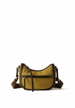 Piccola borsa a tracolla in camoscio giallo senape con rifiniture marrone scuro, tasca frontale con cerniera e tracolla in tessuto regolabile su sfondo bianco.