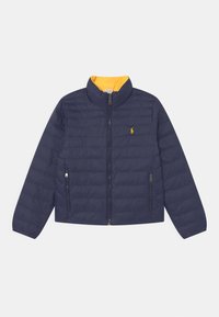 Chaqueta acolchada azul marino con forro amarillo, cremallera frontal completa, bolsillos laterales con cremallera y pequeño logo amarillo bordado en el pecho.