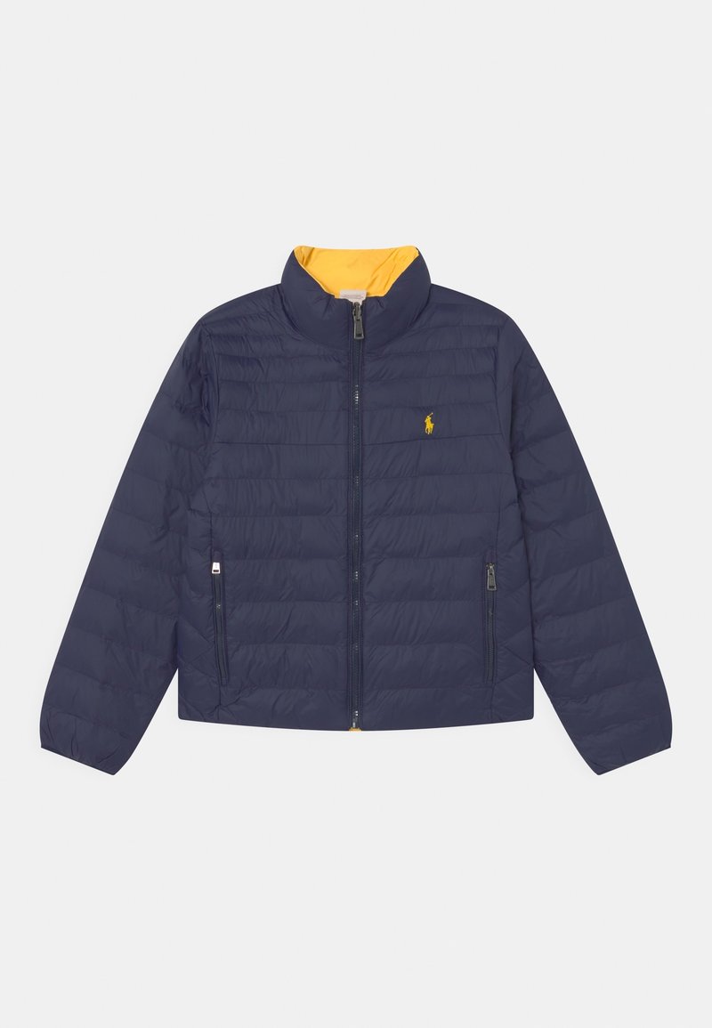 Chaqueta acolchada azul marino con forro amarillo, cremallera frontal completa, bolsillos laterales con cremallera y pequeño logo amarillo bordado en el pecho.