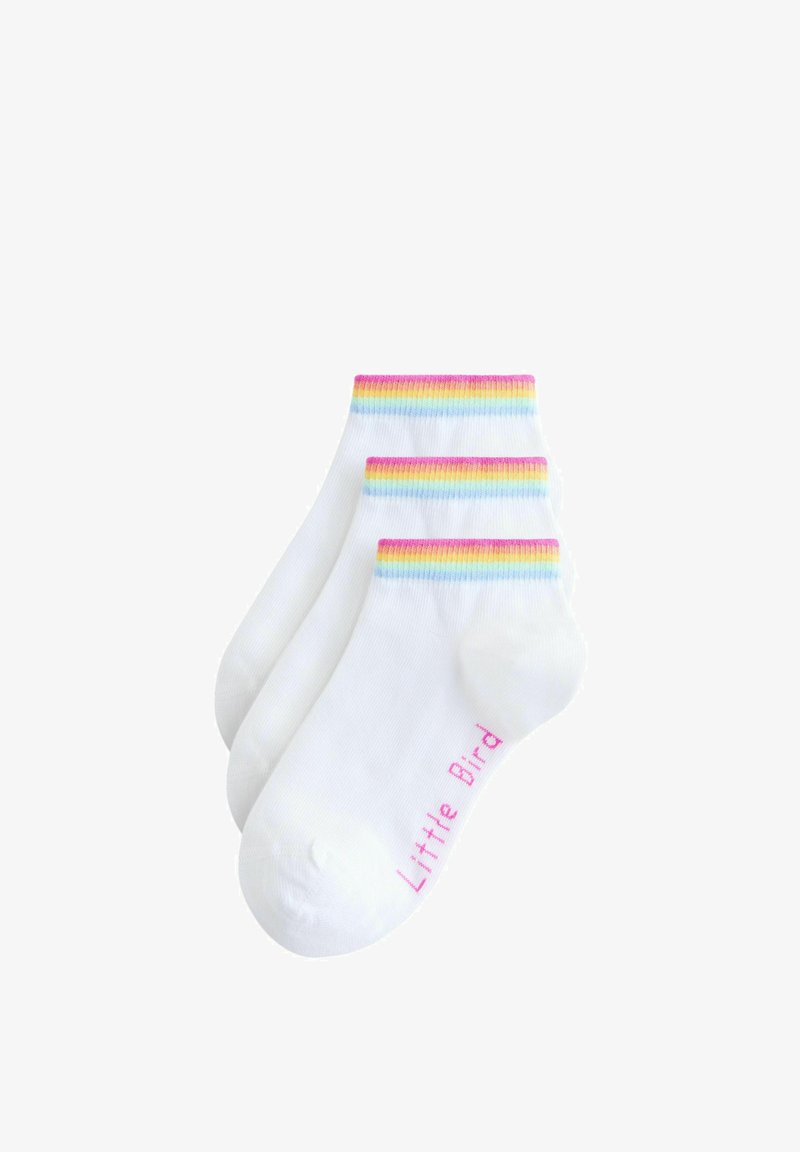 Chaussettes en coton blanc avec un bord côtelé ornée de rayures arc-en-ciel pastel. Logo "Little Bird" imprimé en rose sur un côté. Trois paires au total.