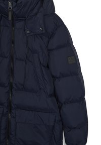 Marineblauwe gewatteerde jas met een hoge kraag, een rits aan de voorkant, koordjes en een logo-opdruk op de mouw. Twee zichtbare voorzakken.