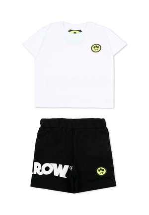 Biała koszulka z krótkim rękawem z małą żółtą naszywką w kształcie uśmiechniętej buźki, czarne szorty z białym nadrukiem "ARROW" i pasującą żółtą naszywką na nogawce.