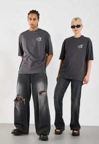 YOURTURN UNISEX - T-shirts med print - asphalt