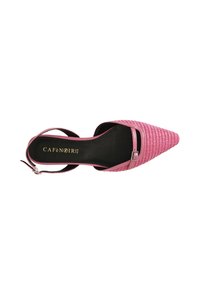Scarpa slingback rosa con punta affilata e trama intrecciata, suola nera e un dettaglio in metallo argentato. Fodera interna liscia. Logo del marchio visibile.