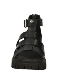 Sandalo in pelle nera con suola spessa, molteplici cinturini e fibbia regolabile alla caviglia. Finitura testurizzata e design a punta arrotondata visibili.