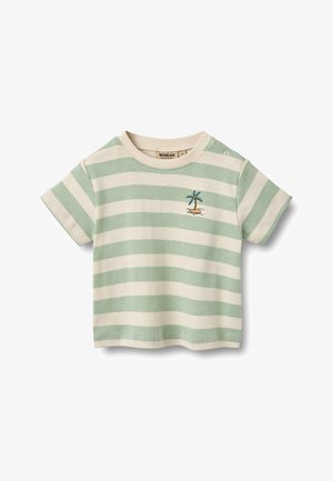 T-shirt à manches courtes rayé en vert clair et crème, avec un motif brodé de palmier sur le devant et une fermeture pressionnée à l'épaule.