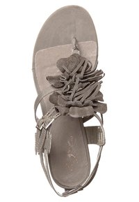 Šedá semišová sandála s květinovým motivem z vrstevnaté látky, popruhem mezi prsty a nastavitelnými přezkami na kotníkových páscích.