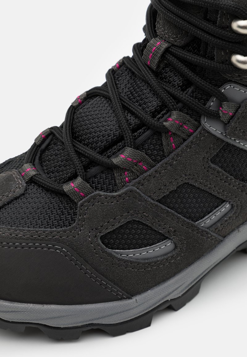 Stivale da trekking nero realizzato con una combinazione di tessuto a rete e suede, con accenti grigi e lacci rosa per un supporto migliorato.